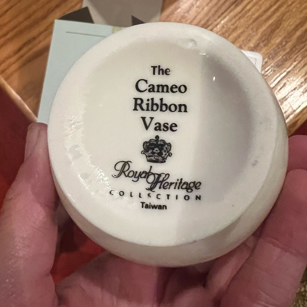 Vintage Royal Heritage Porcelain Cameo Ribbon Vase - Picture 4 of 5